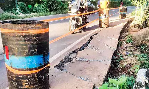 പട്ടിമറ്റത്ത്​ റോഡ്​ ഇടിഞ്ഞ് ​അപകടാവസ്ഥയിൽ