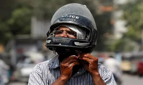 ഹെൽമറ്റ് ഇല്ലാതെ വാഹനം ഓടിച്ച യുവാവിന് പകരം പിഴ വന്നത് വൈദികന്