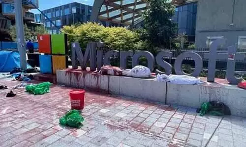 മൈക്രോസോഫ്റ്റ് കാമ്പസിൽ അതിക്രമിച്ചു കടന്നു ചുവന്ന പെയിന്റൊഴിച്ചു; 18​ പേർ അറസ്റ്റിൽ