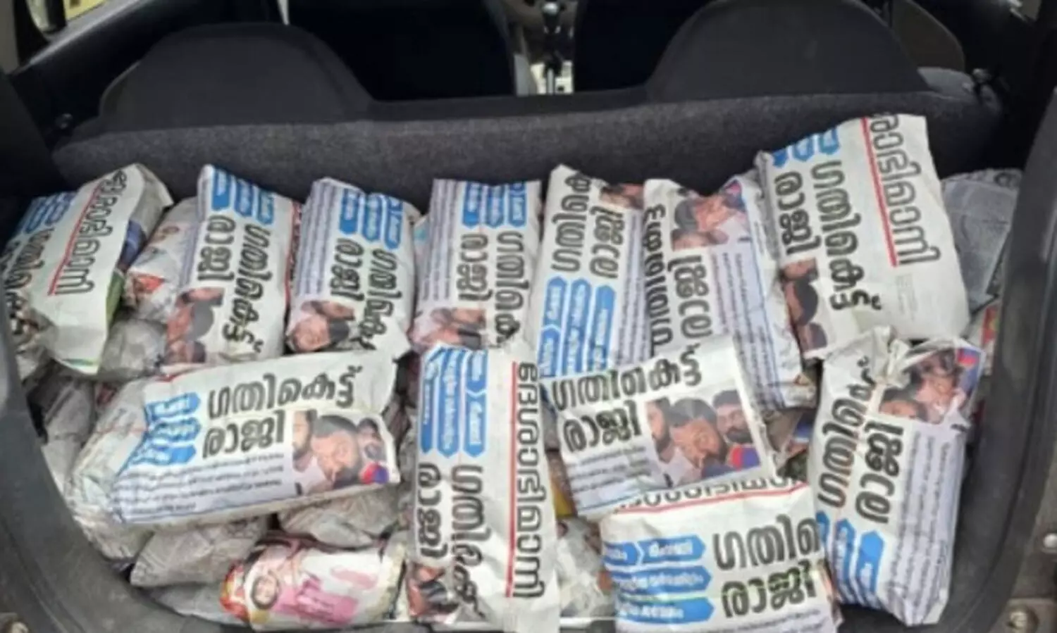 രാഹുൽ മാങ്കൂട്ടത്തിലിന്‍റെ രാജിവാര്‍ത്ത അച്ചടിച്ച പത്രത്തില്‍ പൊതിച്ചോര്‍ വിതരണം ചെയ്ത് ഡി.വൈ.എഫ്‌.ഐ