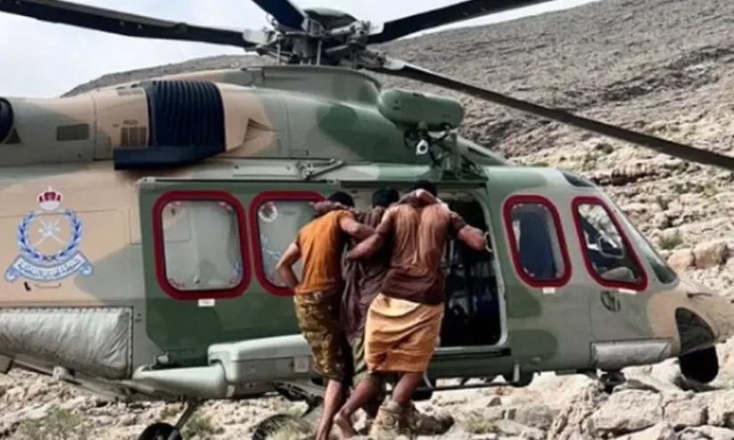 ഇബ്രിയിൽ പാറക്കെട്ടുകളിൽനിന്ന് വീണയാളെ എയർലിഫ്റ്റ് ചെയ്തു ഇബ്രിയിൽ പാറക്കെട്ടുകളിൽനിന്ന് വീണയാളെ എയർലിഫ്റ്റ് ചെയ്തു