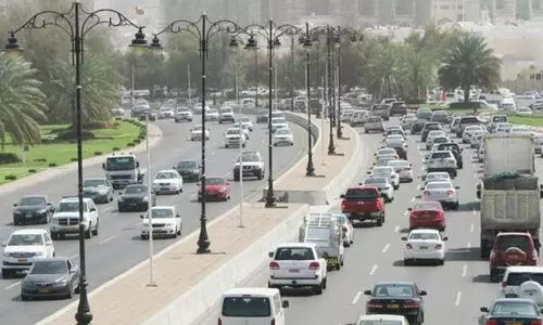 സ്പീ​ഡ് ട്രാ​ക്കു​ക​ളി​ൽ പ​തു​ക്കെ വാ​ഹ​ന​മോ​ടി​ക്കു​ന്ന​ത് ഗ​താ​ഗ​ത​ലം​ഘ​നം; മു​ന്ന​റി​യി​പ്പു​മാ​യി റോ​യ​ൽ ഒ​മാ​ൻ പൊ​ലീ​സ്