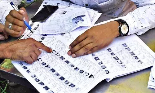 തദ്ദേശ തെരഞ്ഞെടുപ്പ്: വോട്ടർപട്ടിക പുതുക്കാം, തി​ങ്ക​ളാ​ഴ്ച മു​ത​ൽ പേ​ര്​ ചേ​ർക്കാം, അ​ന്തി​മ പ​ട്ടി​ക ഒ​ക്ടോ​ബ​ർ 25ന്