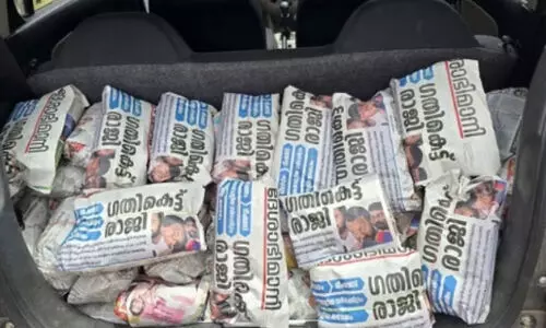 രാഹുൽ മാങ്കൂട്ടത്തിലിന്‍റെ രാജിവാര്‍ത്ത അച്ചടിച്ച പത്രത്തില്‍ പൊതിച്ചോര്‍ വിതരണം ചെയ്ത് ഡി.വൈ.എഫ്‌.ഐ