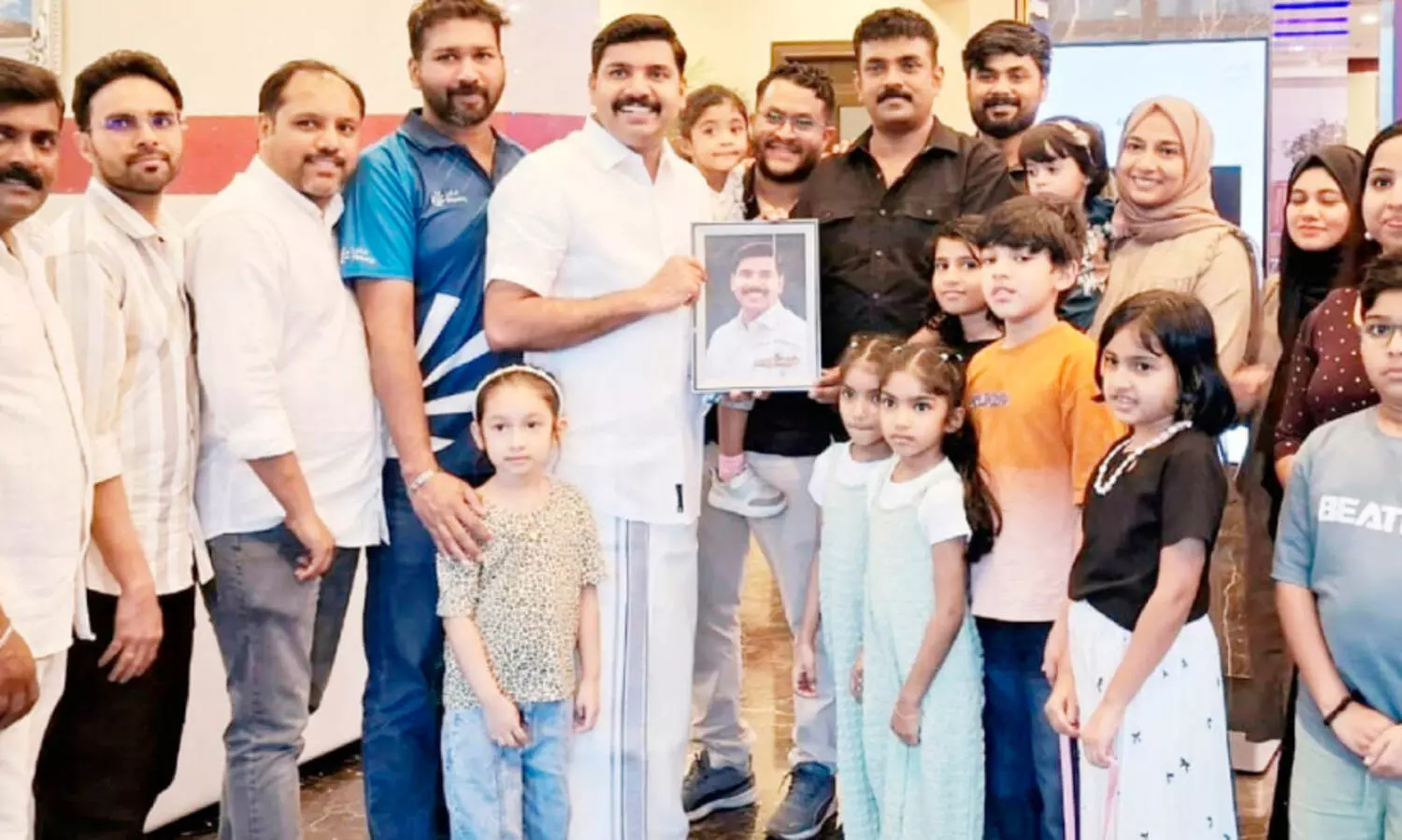 ക​നോ​ലി നി​ല​മ്പൂ​ർ കൂ​ട്ടാ​യ്മ ആ​ദ​ര​വ് ന​ൽ​കി