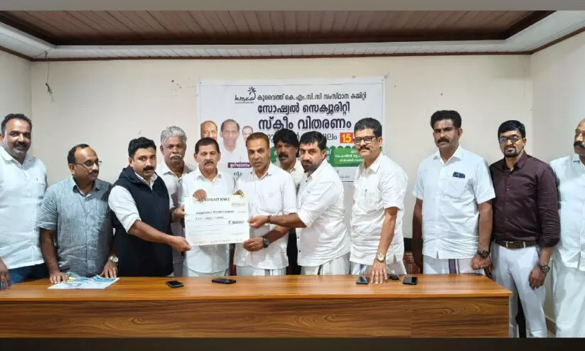 കെ.എം.സി.സി സോഷ്യൽ സെക്യൂരിറ്റി സ്കീം വിതരണം ചെയ്തു കെ.എം.സി.സി സോഷ്യൽ സെക്യൂരിറ്റി സ്കീം വിതരണം ചെയ്തു