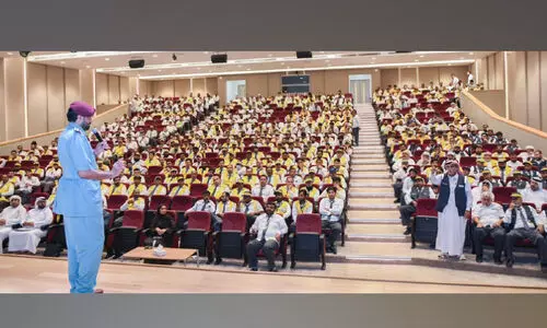 സു​ര​ക്ഷി​ത സ്കൂ​ള്‍ വ​ര്‍ഷം’; ബ​സ് ഡ്രൈ​വ​ര്‍മാ​ര്‍ക്ക് ശി​ൽ​പ​ശാ​ലയൊരുക്കി റാ​ക് പൊ​ലീ​സ് ട്രാ​ഫി​ക് ആ​ൻ​ഡ് പ​ട്രോ​ള്‍സ് വ​കു​പ്പ്