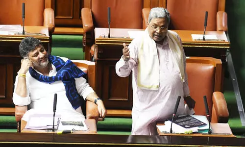 നി​യ​മ​സ​ഭ​യി​ൽ വാ​ക്പോ​രി​ലേ​ർ​പ്പെ​ട്ട് സി​ദ്ധ​രാ​മ​യ്യ​യും യ​ത്നാ​ലും