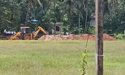 സ്കൂ​ൾ ഗ്രൗ​ണ്ടി​ൽ കെ​ട്ടി​ട​നി​ർ​മാ​ണം; ഹൈ​കോ​ട​തി​യു​ടെ സ്റ്റേ ​ഉ​ത്ത​ര​വ് ലം​ഘി​ച്ച​താ​യി പ​രാ​തി