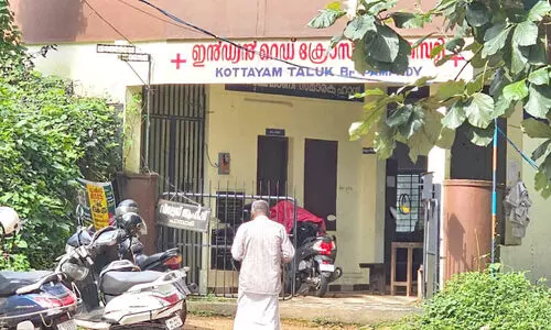 പരാധീനതകൾ ഒഴിയുന്നില്ല; സ്മാർട്ടാകാനുള്ള പാമ്പാടി വി​ല്ലേജ്​ ഓഫിസിന്‍റെ സ്വപ്നം ബാക്കി...