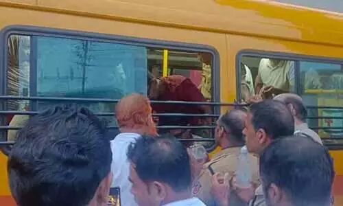 സ്കൂൾ ബസിന്റെ വിൻഡോ ഗാർഡിന് സമീപം കൈവിരൽ കുടുങ്ങിയ ഏഴാം ക്ലാസ് വിദ്യാർഥിനിക്ക് രക്ഷയായി അഗ്നിരക്ഷാ സേന