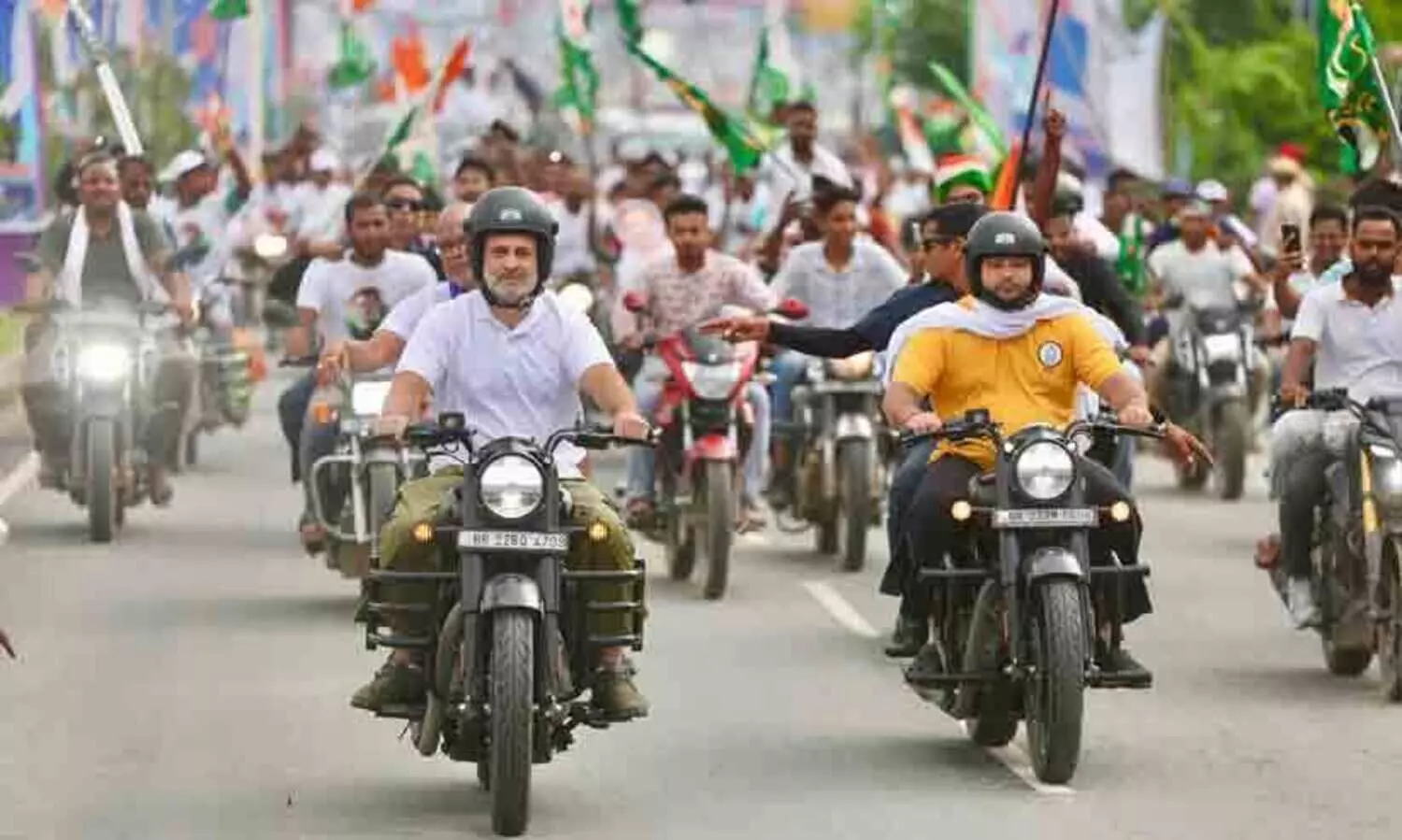 ബുള്ളറ്റിൽ നയിച്ച് രാഹുലും തേജസ്വിയും; ഗ്രാമീണ മേഖലയെ ഇളക്കിമറിച്ച് ‘വോട്ടർ അധികാർ യാത്ര’