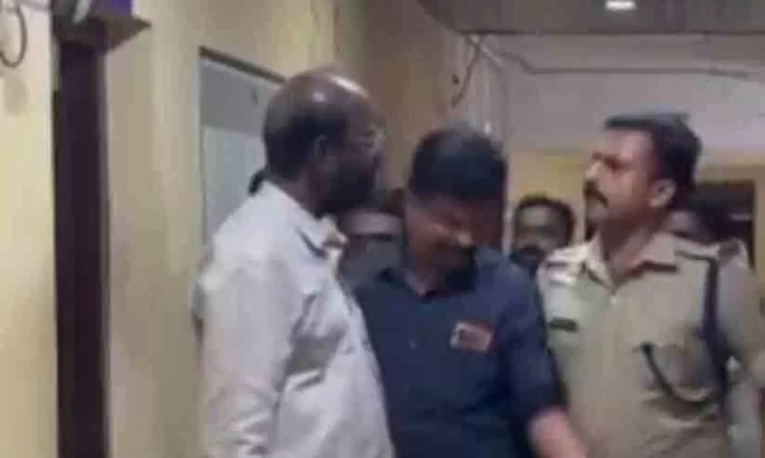 ഞാന്‍ സി.പി.എം ഏരിയ സെക്രട്ടറിയാണ്.., ഡി.വൈ.എഫ്.ഐക്കാരെ വിട്ടയക്കണം, അല്ലെങ്കിൽ ഞാൻ ആരാണെന്നറിയും; മാന്നാർ എസ്.ഐയെ സ്റ്റേഷനിലെത്തി ഭീഷണിപ്പെടുത്തിയെന്ന്, എസ്.ഐ മോശം വാക്കുകൾ ഉപയോഗിച്ചെന്ന് ഏരിയ സെക്രട്ടറി