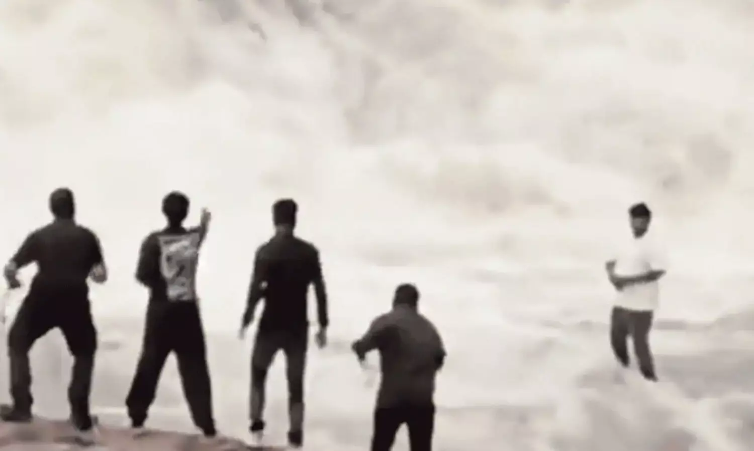 വെള്ളച്ചാട്ടത്തിൽ റീൽസ് ചിത്രീകരിക്കുന്നതിനിടെ യൂടൂബർ ഒഴുകിപ്പോയി