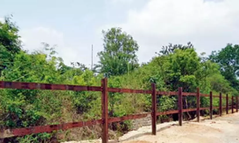 കരാറെടുക്കാൻ ആളില്ല; സമ്പൂർണ ഫെൻസിങ് പ്രവൃത്തി അവതാളത്തിൽ കരാറെടുക്കാൻ ആളില്ല; സമ്പൂർണ ഫെൻസിങ് പ്രവൃത്തി അവതാളത്തിൽ