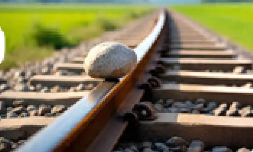 കൗ​തു​ക​ത്തി​​ൽ റെ​യി​ൽ​വേ പാ​ള​ത്തി​ൽ ക​ല്ലു​വെ​ച്ചു; അ​ഞ്ച് സ്കൂ​ൾ വി​ദ്യാ‌​ർ​ഥി​ക​ൾ പി​ടി​യി​ൽ