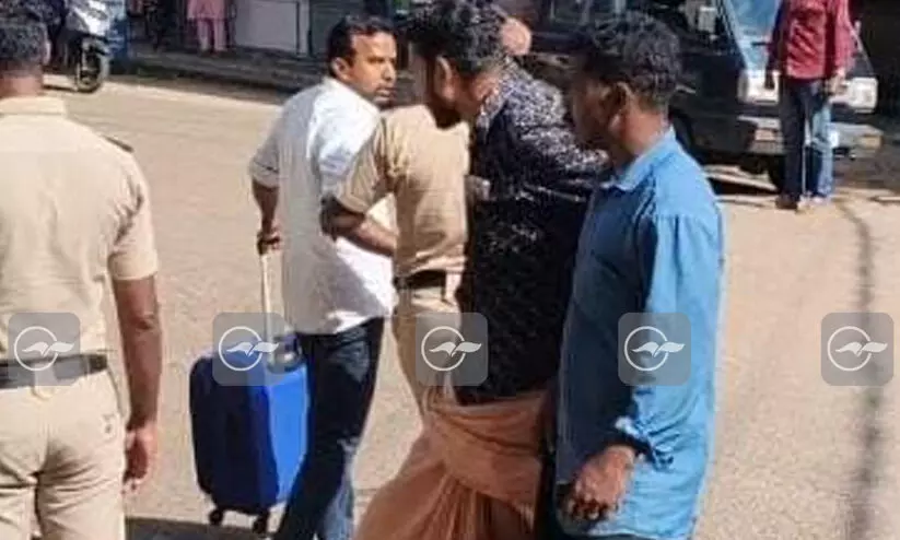 നീല ട്രോളി ബാഗുമായി യുവാവ് രാഹുൽ മാങ്കൂട്ടത്തിലിന്റെ വീടിനുമുമ്പിൽ; സംഘർഷം നീല ട്രോളി ബാഗുമായി യുവാവ് രാഹുൽ മാങ്കൂട്ടത്തിലിന്റെ വീടിനുമുമ്പിൽ; സംഘർഷം