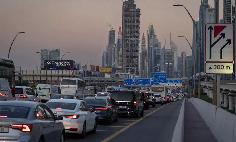 യു.എ.ഇ റോഡുകളിൽ വാഹനങ്ങളുടെ അതിപ്രവാഹം യു.എ.ഇ റോഡുകളിൽ വാഹനങ്ങളുടെ അതിപ്രവാഹം