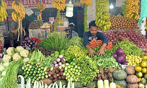 ഓണാഘോഷത്തിന് കീശകീറും; പച്ചക്കറി വില പറന്നുതുടങ്ങി