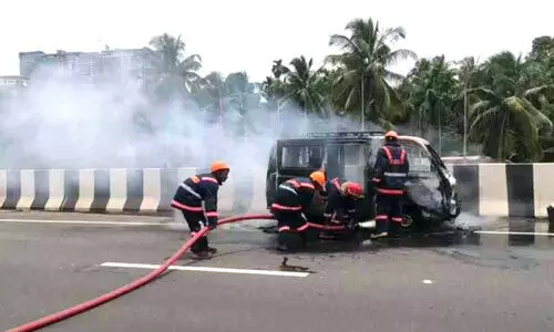 യാത്രക്കിടെ വാൻ കത്തിനശിച്ചു