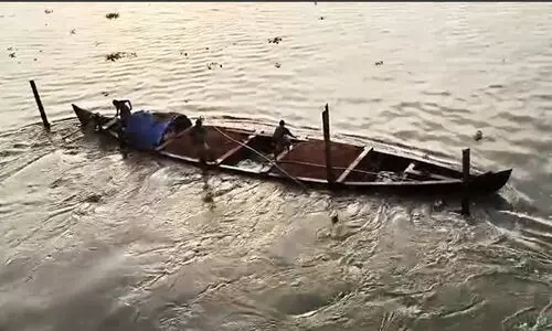 മണലുമായി സഞ്ചരിച്ച കേവ് വള്ളം ഊന്നിക്കുറ്റിയിൽ ഇടിച്ച് മുങ്ങി