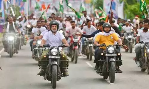 ബുള്ളറ്റിൽ നയിച്ച് രാഹുലും തേജസ്വിയും; ഗ്രാമീണ മേഖലയെ ഇളക്കിമറിച്ച് ‘വോട്ടർ അധികാർ യാത്ര’