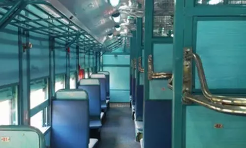 ട്രെയിനിൽ യുവതിയോട് മോശമായി പെരുമാറി റെയിൽവേ കോൺസ്റ്റബിൾ; മാപ്പ് പറയുന്ന ദൃശ്യങ്ങൾ വൈറൽ ട്രെയിനിൽ യുവതിയോട് മോശമായി പെരുമാറി റെയിൽവേ കോൺസ്റ്റബിൾ; മാപ്പ് പറയുന്ന ദൃശ്യങ്ങൾ വൈറൽ