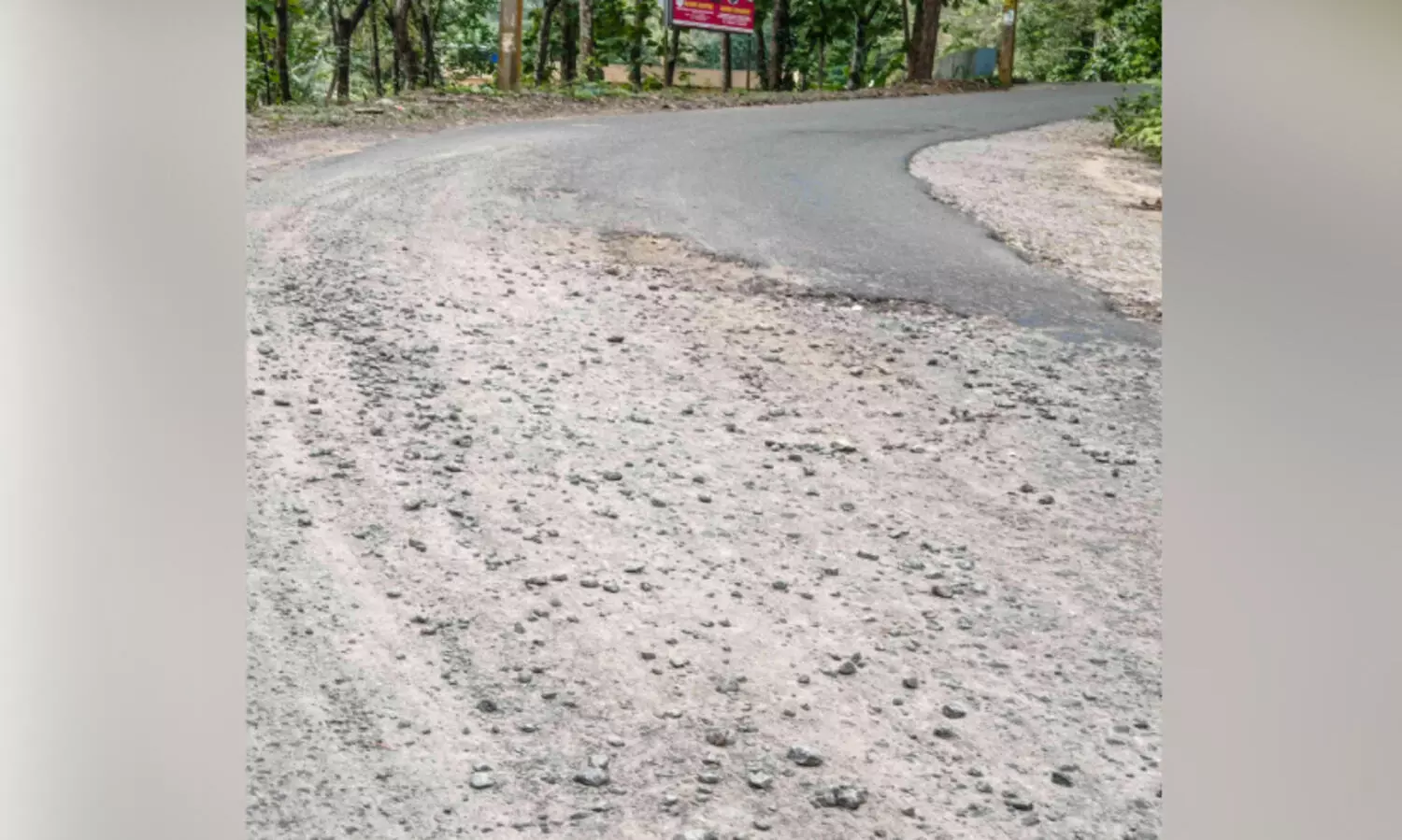 അ​പ​ക​ട ഭീ​ഷ​ണി​യാ​യി റോ​ഡി​ൽ കു​ഴി​ക​ൾ