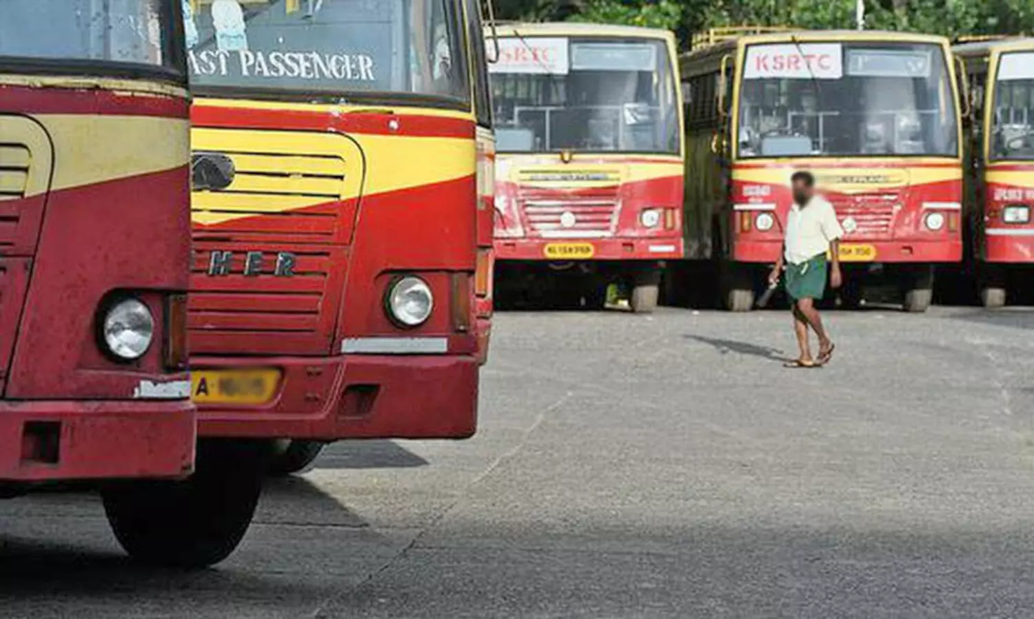 സഡൻ ബ്രേക്കിട്ട കെ.എസ്.ആർ.ടി.സി ബസിനുള്ളിൽ വീണ് വനിത കണ്ടക്ടർക്ക് ഗുരുതര പരിക്ക്; ഇടുപ്പ്, തുടയെല്ലുകൾക്ക് പൊട്ടൽ