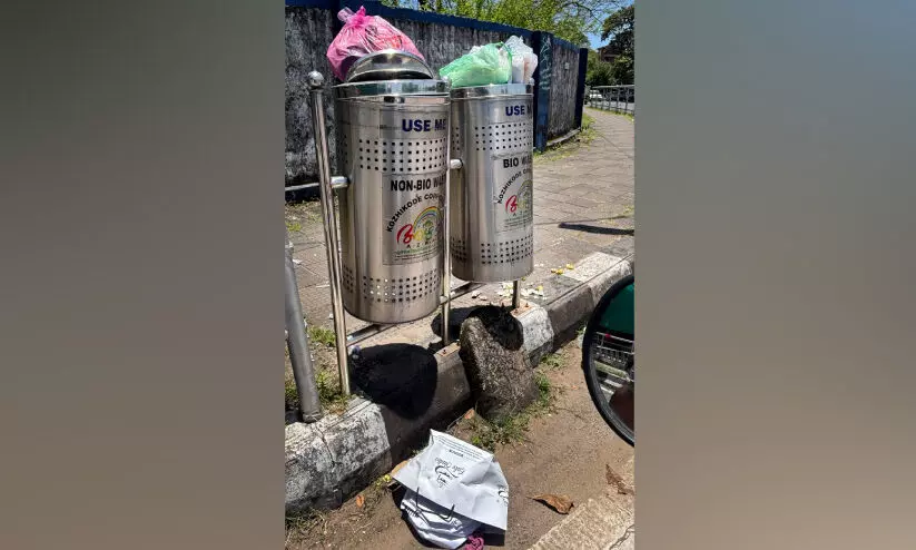 സാറമ്മാരേ, അത് ഇതിലല്ല ഇടേണ്ടത്.......; ‘അഴക്’ നഗരത്തിലെ മാലിന്യപ്പാത്രത്തിൽ മലമൂത്ര വിസർജ്യം സാറമ്മാരേ, അത് ഇതിലല്ല ഇടേണ്ടത്.......; ‘അഴക്’ നഗരത്തിലെ മാലിന്യപ്പാത്രത്തിൽ മലമൂത്ര വിസർജ്യം