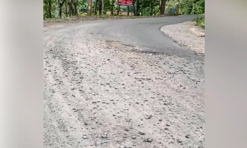 അ​പ​ക​ട ഭീ​ഷ​ണി​യാ​യി റോ​ഡി​ൽ കു​ഴി​ക​ൾ