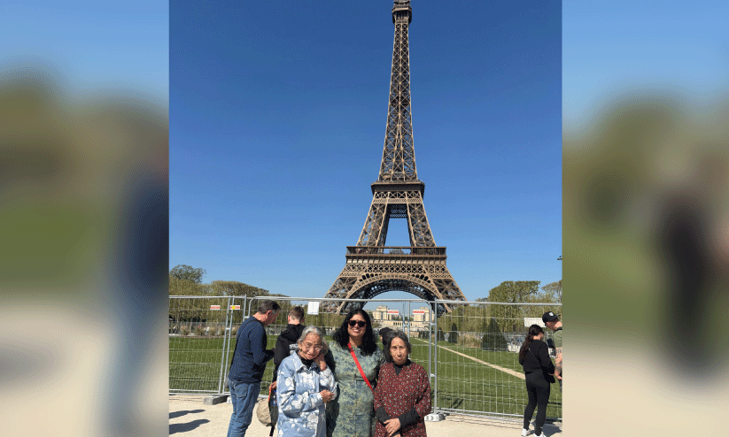 വത്സല മേനോൻ, ഡോ. വി. ബിന്ദു, രമണി മേനോൻ എന്നിവർ ഈഫൽ ടവറിനു മുന്നിൽ