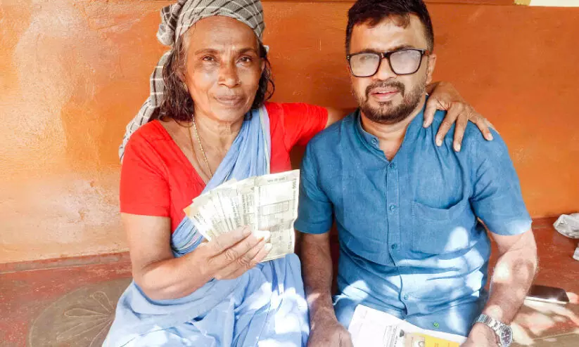 സാവിത്രിക്ക് പെൻഷൻ നൽകി പഞ്ചായത്തംഗം സാവിത്രിക്ക് പെൻഷൻ നൽകി പഞ്ചായത്തംഗം