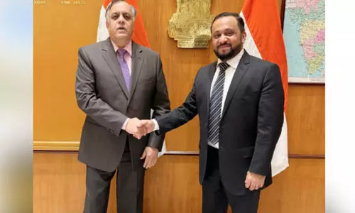 ലു​ലു ഗ്രൂ​പ് സൗ​ദി ഡ​യ​റ​ക്ട​ര്‍ മു​ഹ​മ്മ​ദ് ഹാ​രി​സ് ഇ​ന്ത്യ​ന്‍ അം​ബാ​സ‍‍ഡ​റു​മാ​യി കൂ​ടി​ക്കാ​ഴ്ച ന​ട​ത്തി