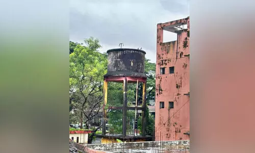 പൊളിച്ചുമാറ്റണം തലക്ക്  മുകളിലെ ഭീതി; സ്കൂ​ളി​ലേ​ക്ക് ​ വീഴാ​നൊ​രു​ങ്ങി ജ​ല​സം​ഭ​ര​ണി