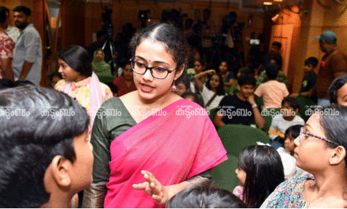 ‘ബൈക്ക് ആക്സിഡന്‍റിൽ വലതുകൈ നഷ്ടമായി, വിലപിച്ചിരിക്കാതെ പോരാടി സിവിൽ സർവിസ് കൈപ്പിടിയിലൊതുക്കി’ -അറിയാം, പാർവതി ഗോപകുമാർ എറണാകുളം അസി. കലക്ടറായ കഥ