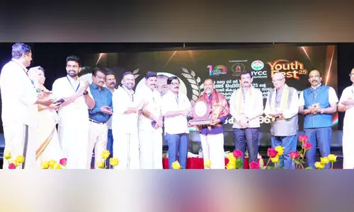 വേ​ണു വ​ട​ക​ര​ക്ക് പു​ര​സ്‌​കാ​രം സ​മ്മാ​നി​ച്ചു