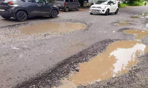 മം​ഗ​ലം-​ഗോ​വി​ന്ദാ​പു​രം റോ​ഡ് ത​ക​ർ​ന്ന നി​ല​യി​ൽ