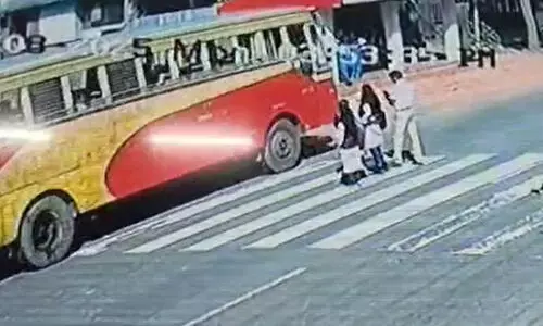 സീബ്രാ ലൈനും പൊലീസ് സിഗ്നലും അവഗണിച്ച് പാഞ്ഞെത്തി കെ.എസ്.ആർ.ടി.സി; വിദ്യാർഥികൾ രക്ഷപ്പെട്ടത് തലനാരിഴക്ക്