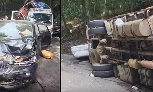 താമരശ്ശേരി ചുരത്തിൽ നിയന്ത്രണംവിട്ട ലോറി വാഹനങ്ങളിലിടിച്ച് മറിഞ്ഞു