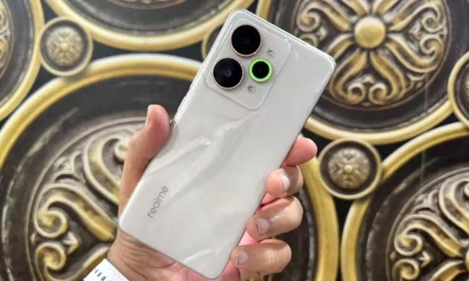 ഒറ്റ ചാർജിൽ 50 മണിക്കൂർ വിഡിയോ പ്ലേ, അഞ്ച് ദിവസം ഉപയോഗിക്കാം; 15,000 എം.എ.എച്ച് ബാറ്ററിയുള്ള ഫോൺ അവതരിപ്പിക്കാനൊരുങ്ങി റിയൽമി