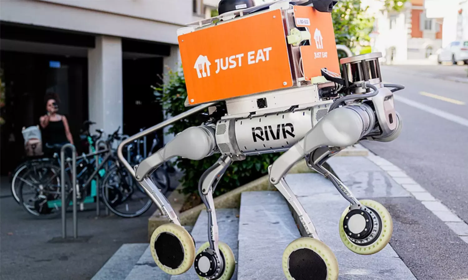 ബിഗ്ബോസിൽ മാത്രമല്ല ഇനി നിങ്ങളുടെ വീട്ടുപടിക്കലും എ.ഐ റോബോ നായകൾ എത്തും; ഫുഡ് ഡെലിവറിയിൽ പുതിയ സംവിധാനം അവതരിപ്പിച്ച് യൂറോപ്യൻ കമ്പനി