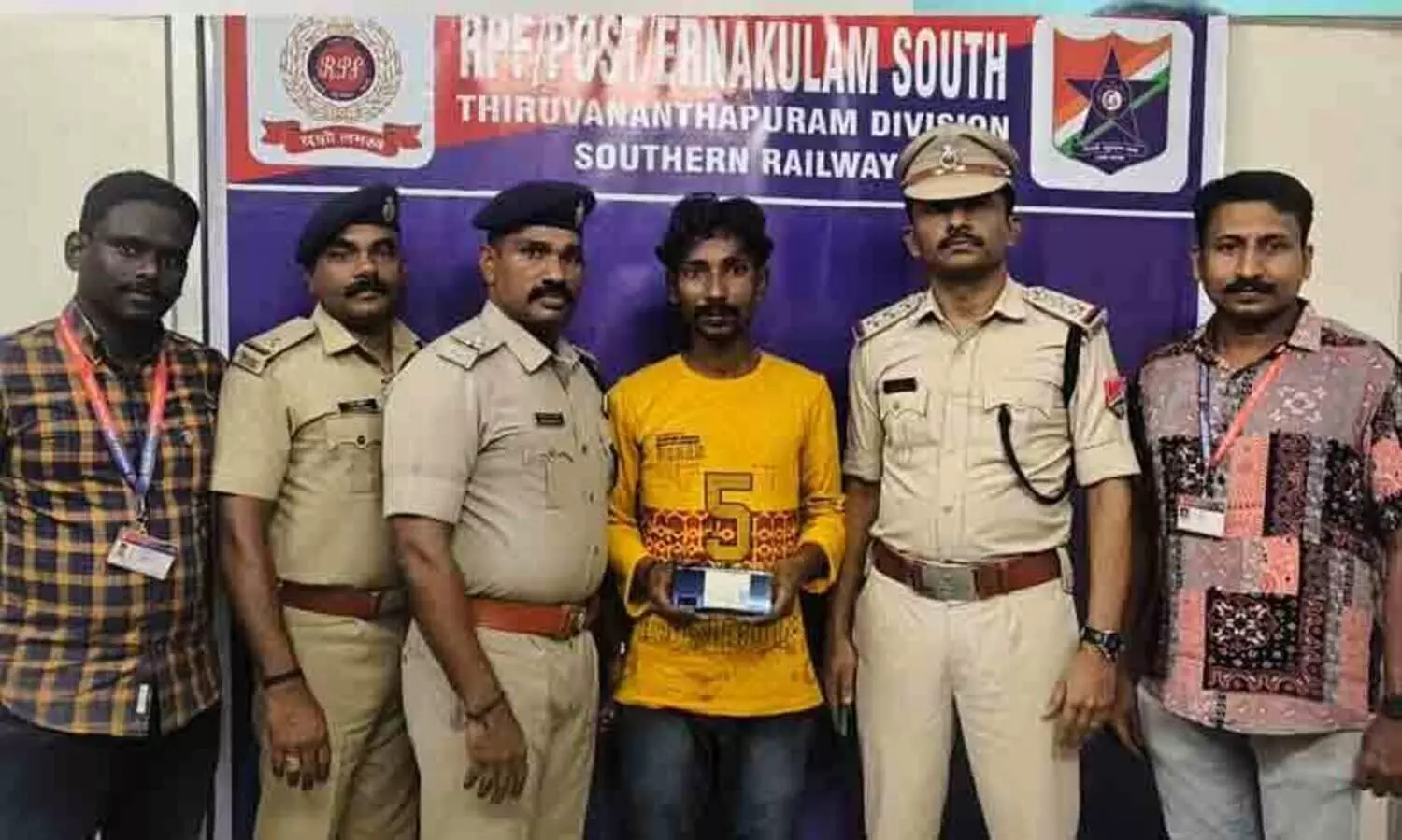 ട്രെയിനിൽ ചാർജ് ചെയ്യാൻ വെച്ച മൊബൈലുകൾ നോട്ടമിടും, മോഷ്ടിച്ച് വേഗത കുറഞ്ഞ സ്ഥലങ്ങളിൽ ചാടി ഇറങ്ങും; യുവാവ് അറസ്റ്റിൽ