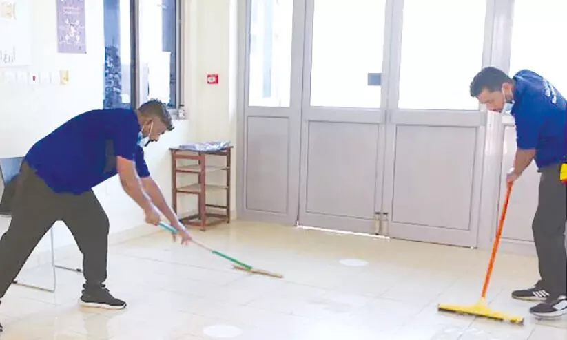 സ്കൂൾ തുറക്കുന്നതിന്റെ ഭാഗമായി നടന്ന ശുചീകരണം