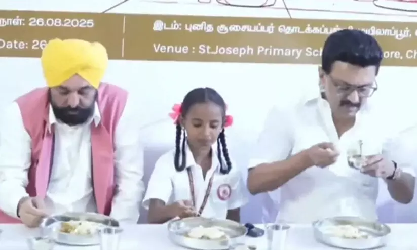 എം.കെ. സ്റ്റാലിൻ സ്കൂൾ കുട്ടികളോടൊപ്പം ഭക്ഷണം കഴിക്കുന്ന വിഡിയോ വൈറലാവുന്നു എം.കെ. സ്റ്റാലിൻ സ്കൂൾ കുട്ടികളോടൊപ്പം ഭക്ഷണം കഴിക്കുന്ന വിഡിയോ വൈറലാവുന്നു