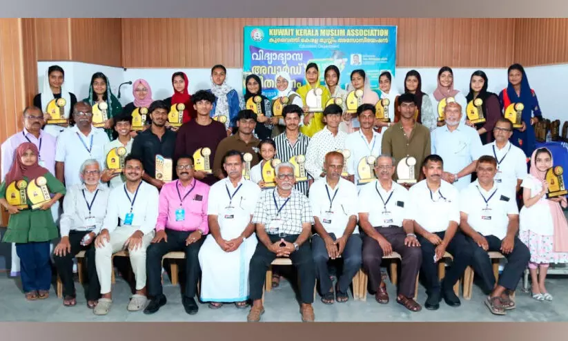 Students who won the KKMA Education Award with the organizers