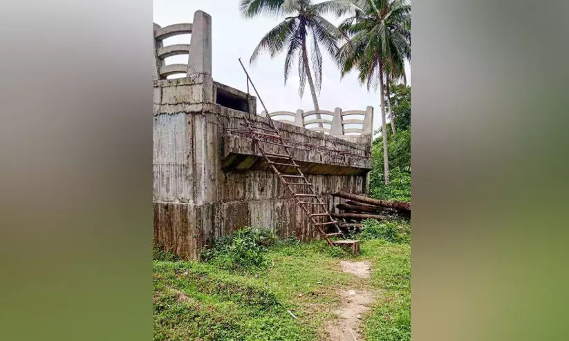 അ​പ്രോ​ച്ച് റോ​ഡി​ല്ല; കോ​ടി​ക​ൾ മു​ട​ക്കി​യ കൊ​യ​മ്പ്ര​ത്തു​ക​ണ്ടി ക​ട​വ് പാ​ലം കാഴ്ചവസ്തു