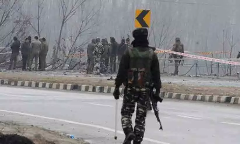 പാക് ഇന്റലിജൻസിന് തന്ത്രപ്രധാന രഹസ്യ വിവരങ്ങൾ കൈമാറിയ സി.ആർ.പി.എഫ് ഉദ്യോഗസ്ഥൻ ഇന്ത്യയിലെ 15 ഉന്നതരുടെ ഫോൺ നമ്പറുകളുമായും ബന്ധം പുലർത്തിയെന്ന് റിപ്പോർട്ട് പാക് ഇന്റലിജൻസിന് തന്ത്രപ്രധാന രഹസ്യ വിവരങ്ങൾ കൈമാറിയ സി.ആർ.പി.എഫ് ഉദ്യോഗസ്ഥൻ ഇന്ത്യയിലെ 15 ഉന്നതരുടെ ഫോൺ നമ്പറുകളുമായും ബന്ധം പുലർത്തിയെന്ന് റിപ്പോർട്ട്