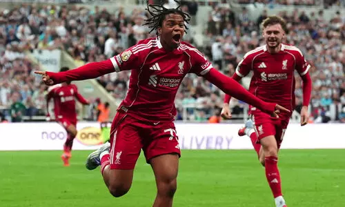 110ാം മിനിറ്റിൽ 16കാരൻ രക്ഷകനായി അവതരിച്ചു; ന്യൂകാസിലിന്റെ ചെറുത്ത് നിൽപ്പ് മറികടന്ന് ലിവർപൂൾ
