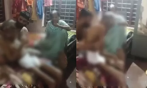 സ്റ്റീൽ വളകൊണ്ട് തലക്കടിച്ചു, ഇരുകൈയും തിരിച്ചൊടിച്ചു; കിടപ്പുരോഗിയായ അച്ഛനെ ക്രൂരമായി മർദിച്ച ഇരട്ട സഹോദരന്മാർ അറസ്റ്റിൽ